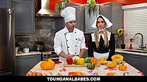 O chef Nicky Rebel enfia o cu rosado e úmido de sua assistente Khloe Kapri durante o show.