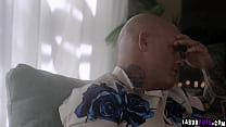 O padrasto Derrick Pierce aborda Coco Lovelock oferecendo-se para fazer sexo como o alívio final