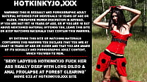 Die sexy Ladybug Hotkinkyjo fickt ihren Arsch richtig tief mit einem langen Dildo und einem Analprolaps auf der Waldlichtung