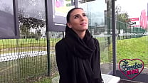 Die freche Italienerin Nelly liebt es, an öffentlichen Orten zu ficken