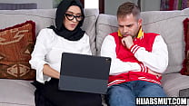 Młoda muzułmanka fantazjuje o seksie  z kolegą z klasy