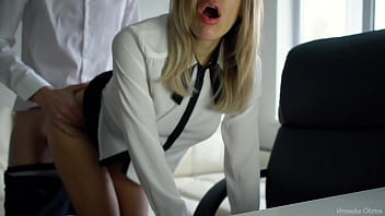 上司がオフィスで秘書を激しくファックして彼女の甘い口内に射精