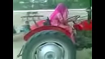Rajasthani Frauen Traktor fahren