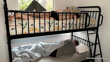 Kerl besahnt heißes, betrügendes Babe im Hostel, während Ehemann über ihnen ein Nickerchen macht