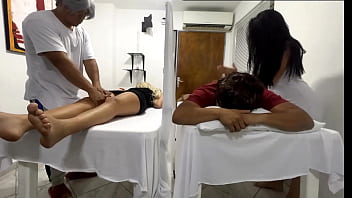 Le massage en couple se termine par une femme baisée à côté de son mari par le docteur pervers NTR JAV