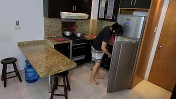 Shobrina macht einen Streich, indem sie Wasser in die Küche schüttet, nur damit sie mir ihren riesigen Arsch zeigen kann. Ich habe Sex mit einem sexy Mädchen.