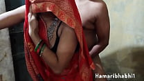 Bhabhi indiano si gode il sesso in un sari rosso caldo.