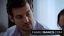 FamilyBangs.com - Oncle préfère baiser sa jeune femme plutôt que ses obligations de bureau, Khloe Kapri, Jay Smooth