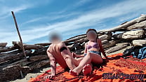 Esibizione moglie all'aperto Amatoriale Milf sega un Grosso Cazzo in pubblico nella spiaggia nudisti di fronte a guardone con sborrata - MissCreamy