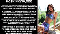Hotkinkyjo con vestido azul brillante y medias de red recibe una botella de vino en el culo y prolapso anal en público