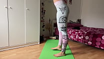 L'insegnante di yoga si spoglia e mostra esercizi espliciti
