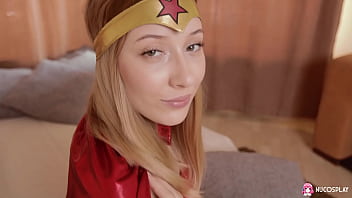 La ragazza cosplay Mary in Super Hero Wonder Woman si sditalina e succhia un cazzo duro