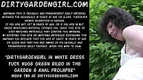 Dirtygardengirl en robe blanche baise un énorme gode vert dans le jardin et un prolapsus anal