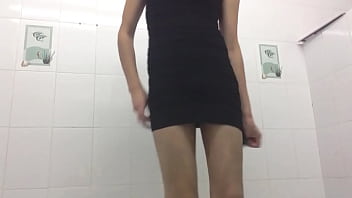 Sexy baile en vestido y lencería.