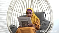 Müde Frau im Hijab bekommt sexuelle Energie