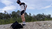 El lindo jovencito Jon Arteen viste un conjunto Adidas negro, muestra su ropa interior, camina bailando libremente, masturbándose a través de sus pantalones cortos y corriéndose al aire libre.
