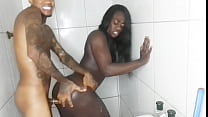 Ich erinnere mich an diesen heißen Fick mit diesem heißen schwarzen Mädchen, das junge Männer unter die Dusche ruft