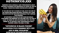 Hotkinkyjo в черных чулках в сеточку трахает бананы своей задницей и анальным пролапсом
