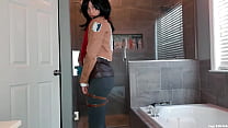 Mikasa Ackerman mojando sus jeans ajustados
