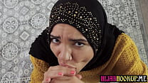 Hermanastra árabe chorrea sobre la gran polla de su hermanastro después de mamarla