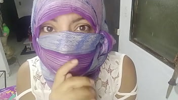 ヒジャブニカブイスラム教徒アラブ人のセクシーな欲求不満熟女がライブウェブカメラで潮吹きマンコをオナニー