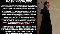 Hotkinkyjo em manto preto com punho auto-anal, enorme vibrador terrorista anal e prolapso nas ruínas do castelo