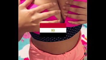 Sexe arabe, feu, salope égyptienne, et elle enlève la dentelle et dit : "Je veux tellement que quatre personnes me baisent."