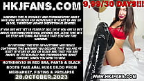 Hotkinkyjo com sutiã vermelho, calça e botas pretas pega um enorme vibrador anal de mrhankey, fisting e prolapso