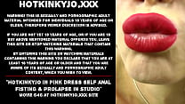 Hotkinkyjo em vestido rosa com punho anal e prolapso em estúdio