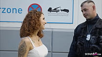 Sesso rischioso per scandalo pubblico - La tedesca Mara Martinez scopa un agente di polizia