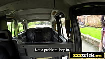 Una pornostar amatoriale britannica scopa il tassista mentre si reca al primo servizio fotografico