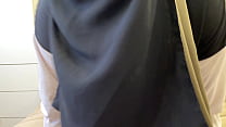 La belle-mère syrienne en hijab donne des instructions de branlette en parlant