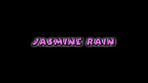 Jasmine Rain liebt es, große Schwänze zu nehmen und zu spritzen