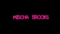 Mischa Brooks testet ihre Blowjob-Fähigkeiten, indem sie einen BBC ganz nach unten saugt
