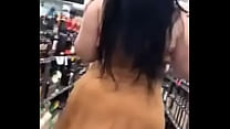 My stepdaughter just arrived from the United States to the supermarket and showing me her ass in the video