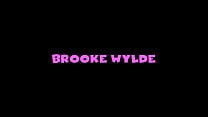Jovem gostosa loira Brooke Wylde recebe seus peitos e buceta adorada