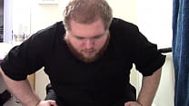 Толстый большой парень в видео от первого лица заставляет тебя делать оральный секс в ванной, а затем трахает тебя