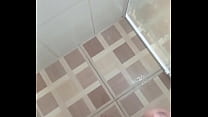 Novinho dotado se masturbando no banho