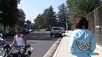 Un motociclista ha convinto una giovane donna mora e magra a giocare con il suo cazzo