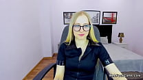 Amateur-Blondine mit kleinen Titten vor der Webcam