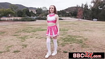 Распутная чирлидерша принимает семь красивых ебарей с BBC