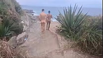 Sexo entre amigos em plena praia no rio de janeiro .