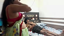 Femme enceinte et petite amie font une pipe avec de l'audio en hindi