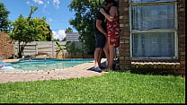 Ayudando a la esposa de mi vecino con su piscina, de pie al aire libre follando bajo la falda