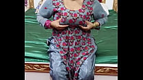 Heißes molliges muslimisches Mädchen mit runden Brüsten drückt ihre großen Brüste