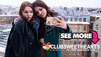 Lesbianas de 18 años Sirena y Lana Rose desde la selfie hasta el orgasmo en ClubSweethearts
