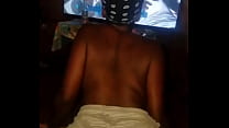 Африканская мачеха трахает пасынка пока смотрит телевизор
