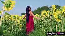 Das süße mongolische Babe Kimiko enthüllt draußen für den Playboy ihre natürlichen Brüste