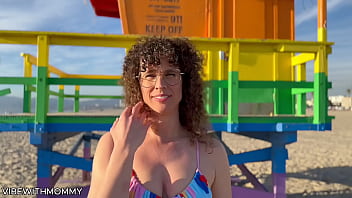 MILF judía recoge a un chico al azar para tener sexo en la playa y es FOLLADA por un extraño en bikini
