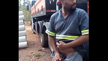 Trabajador masturbándose en un sitio de construcción escondido detrás del camión de la empresa